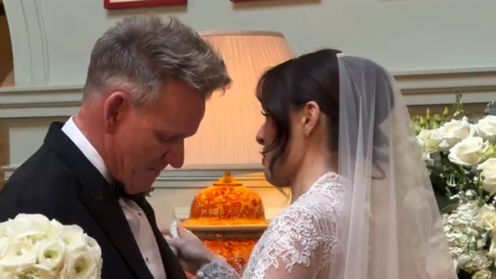 El momento más emotivo y secreto de la boda de la hija de Gordon Ramsay: la reacción del chef al verla de novia