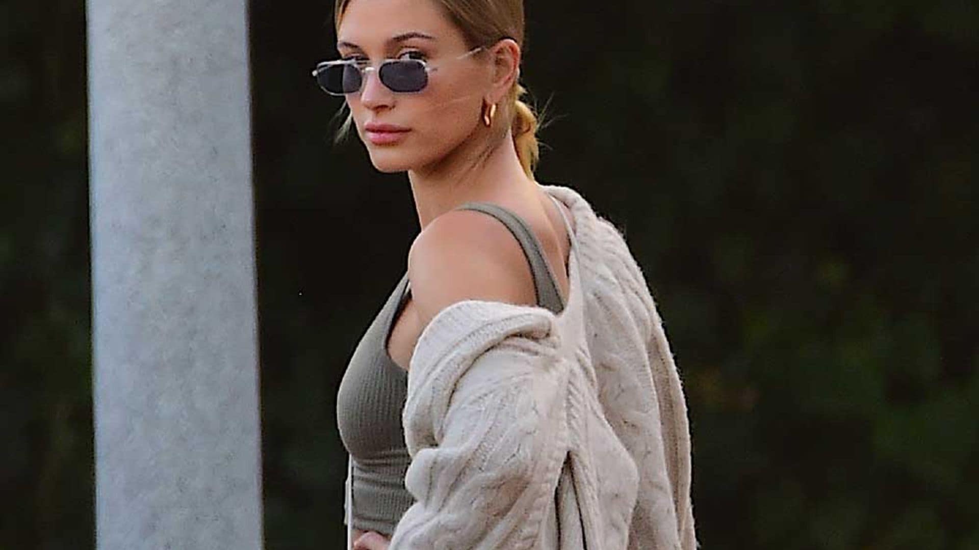 La sobrecamisa de cuadros de Hailey Baldwin o la prenda ideal para renovar el 'layering' de invierno