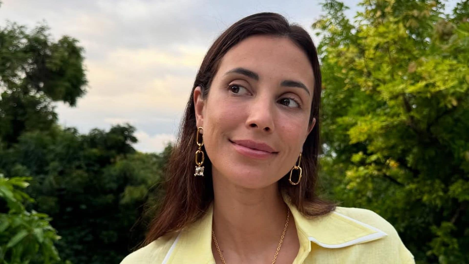 Falda de limones en el Sur o chaqueta en el Norte: los dos looks de Sassa de Osma para viajar