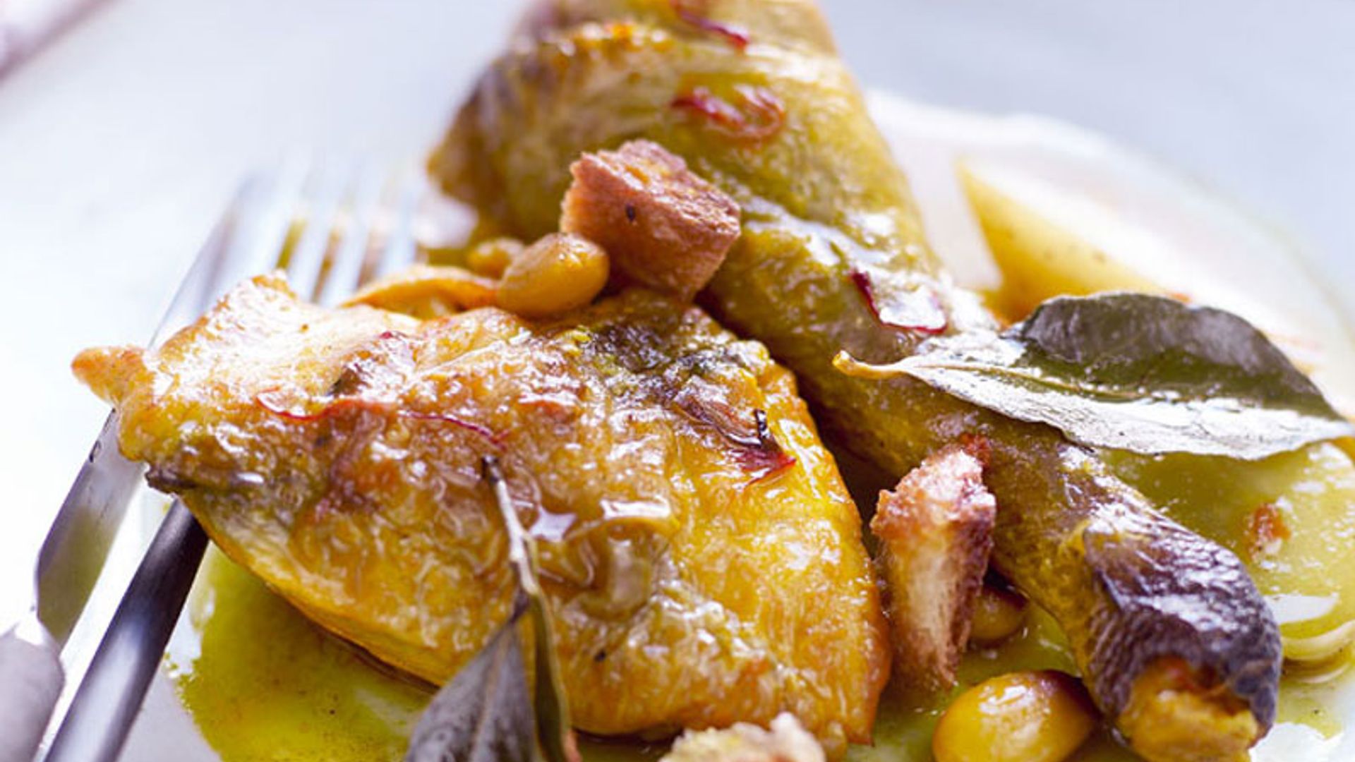 Pollo con almendras y limón confitado
