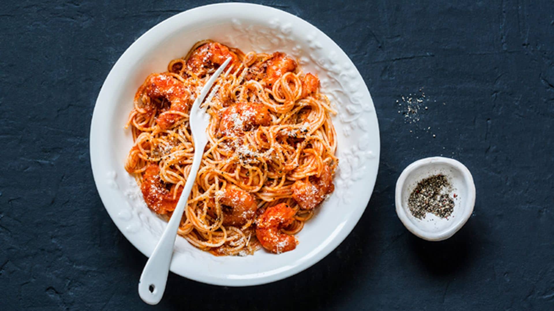 Espaguetis con tomate y gambas