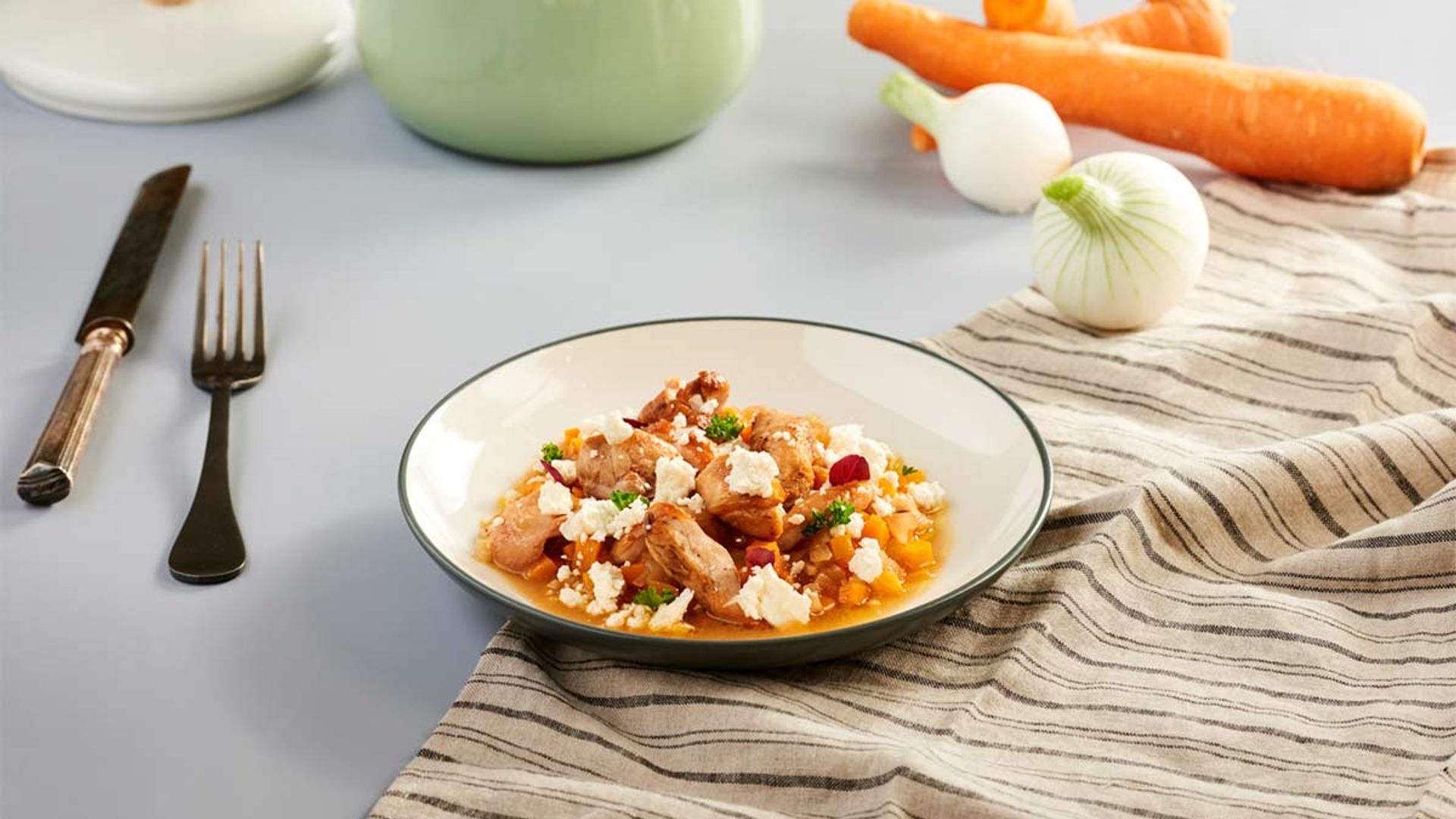 Salmorejo con medallones de conejo y queso de cabra