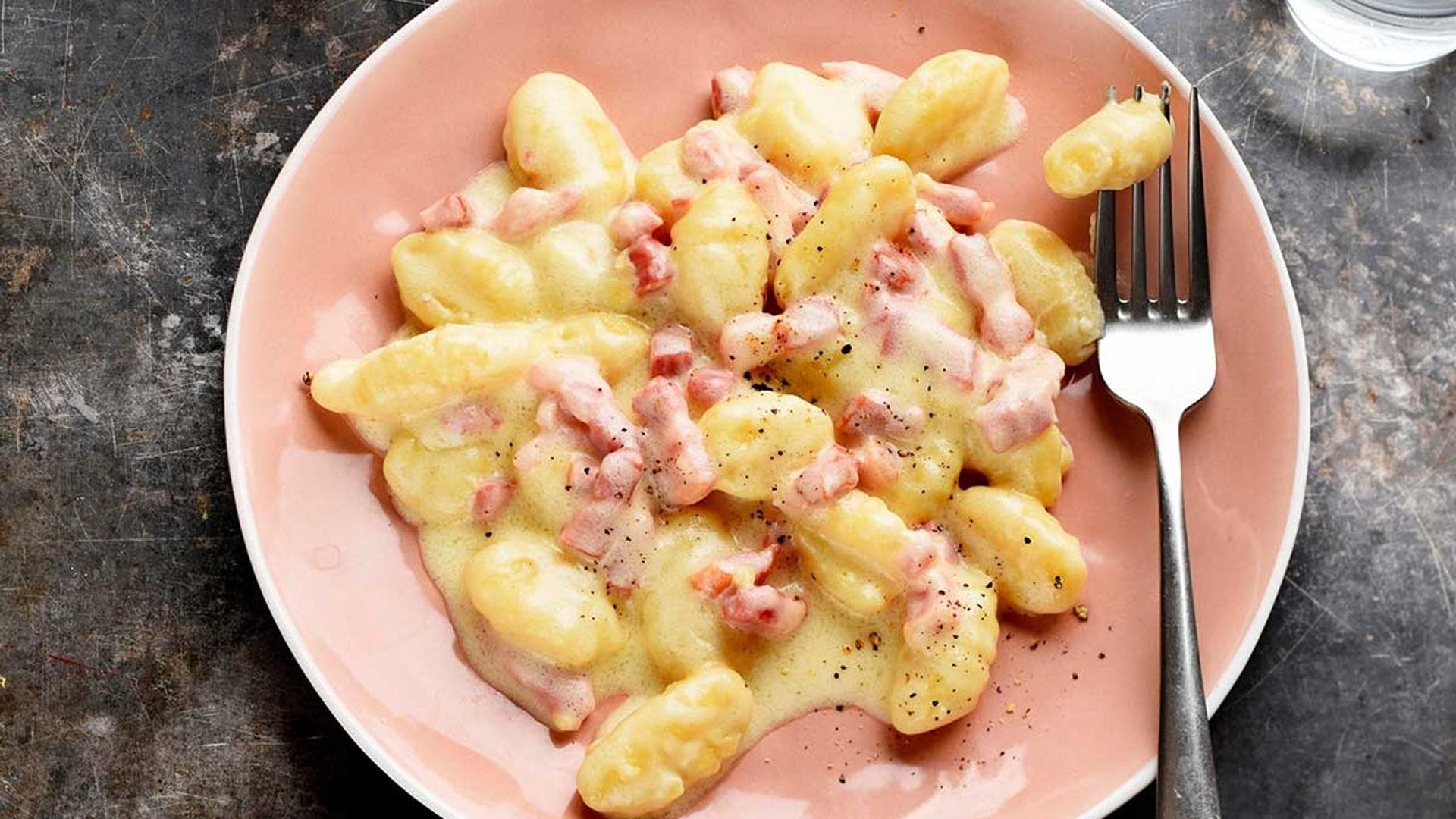 Ñoquis de patata o gnocchi a la carbonara