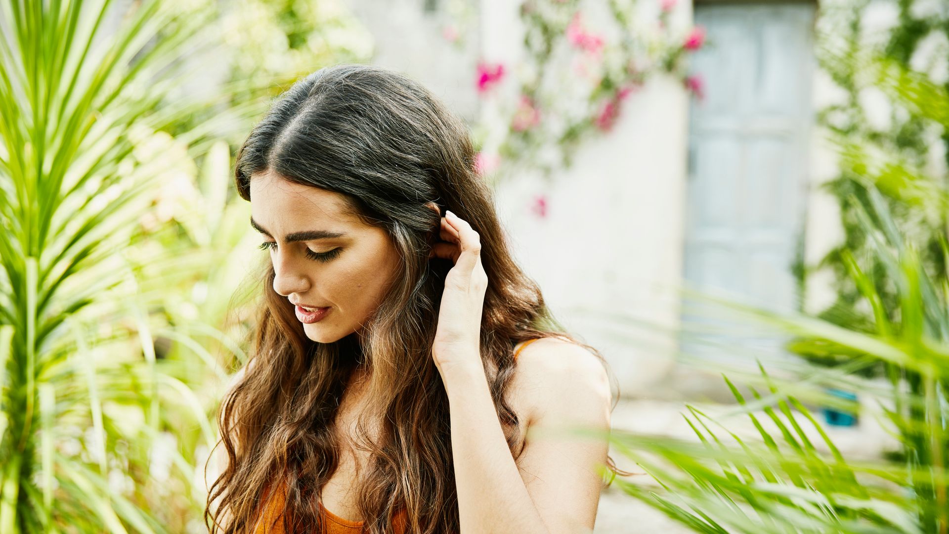 Mujer hablando sola y colocándose el pelo detrás de la oreja