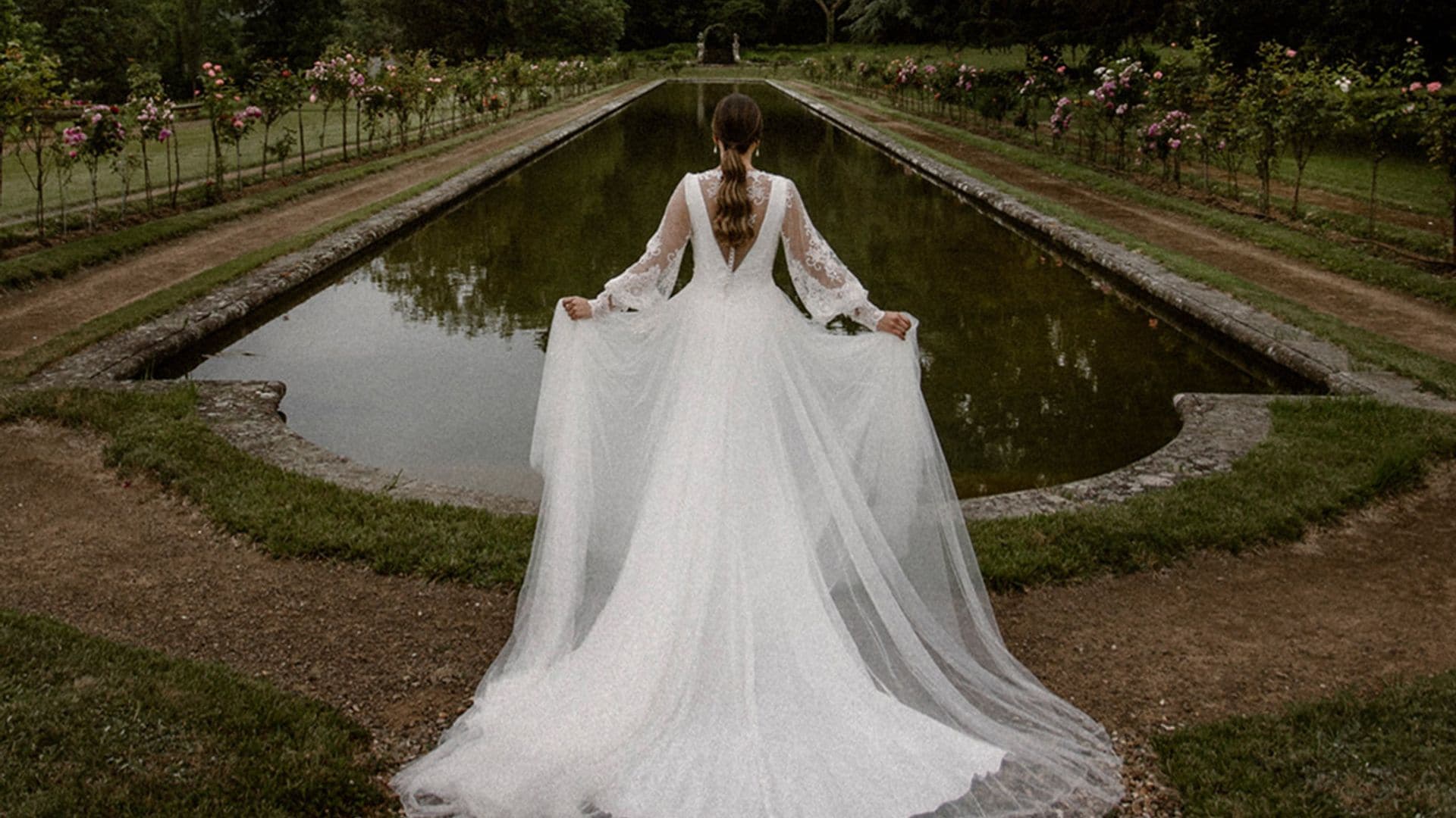 La historia de Belinda, la novia cántabra del vestido de tul desmontable y las peonías