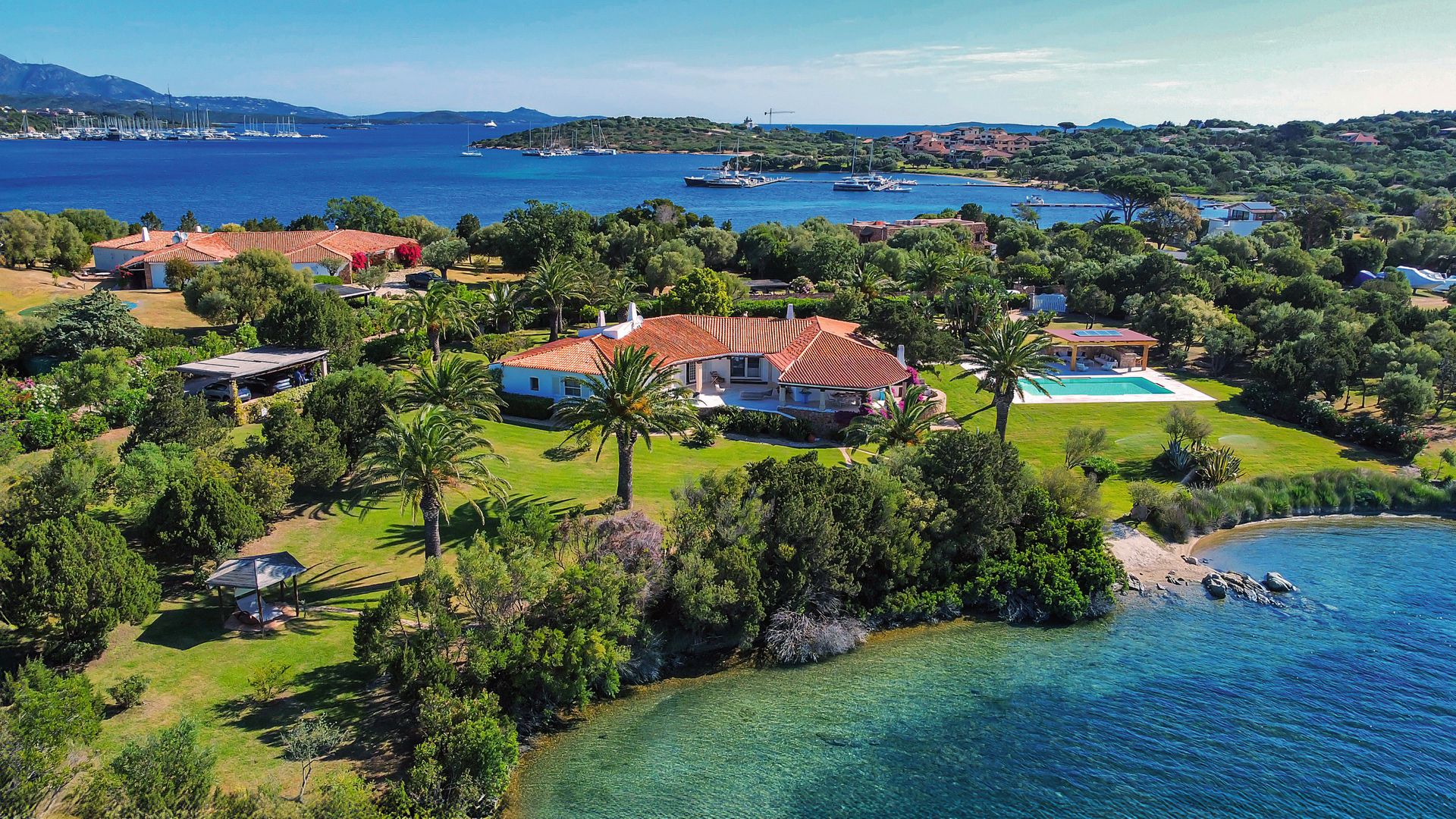 LA EMPRESARIA ELISA GIORDANO NOS DESCUBRE SU VILLA EN CERDEÑA, CON JARDÍN HASTA EL MAR Y PLAYA PRIVADA