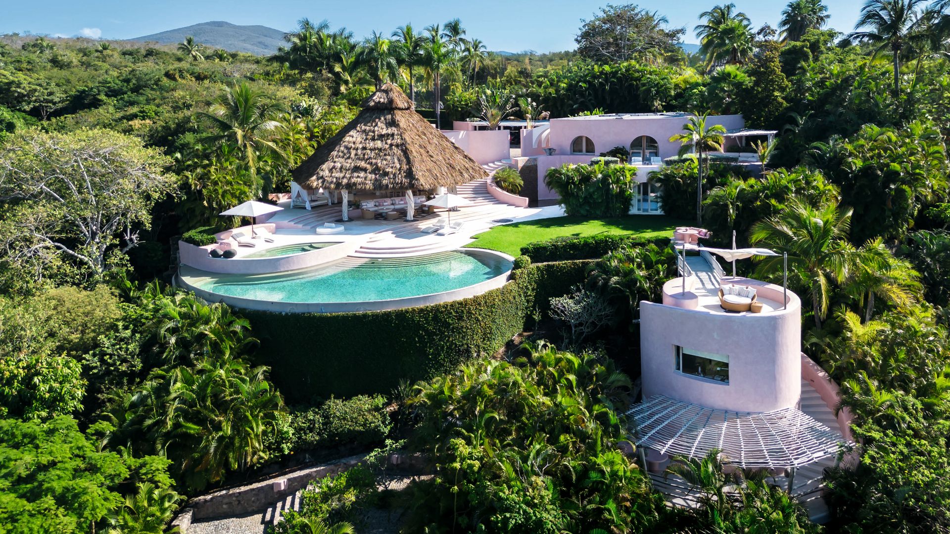 La vivienda se integra en el frondoso paisaje y, al mismo tiempo, ofrece vistas al océano Pacífico, en Costa Alegre, en el estado de Jalisco