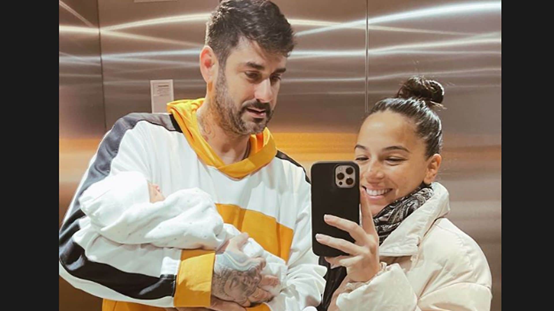 Melendi y Julia Nakamatsu se llevan a casa a su pequeña Dakota