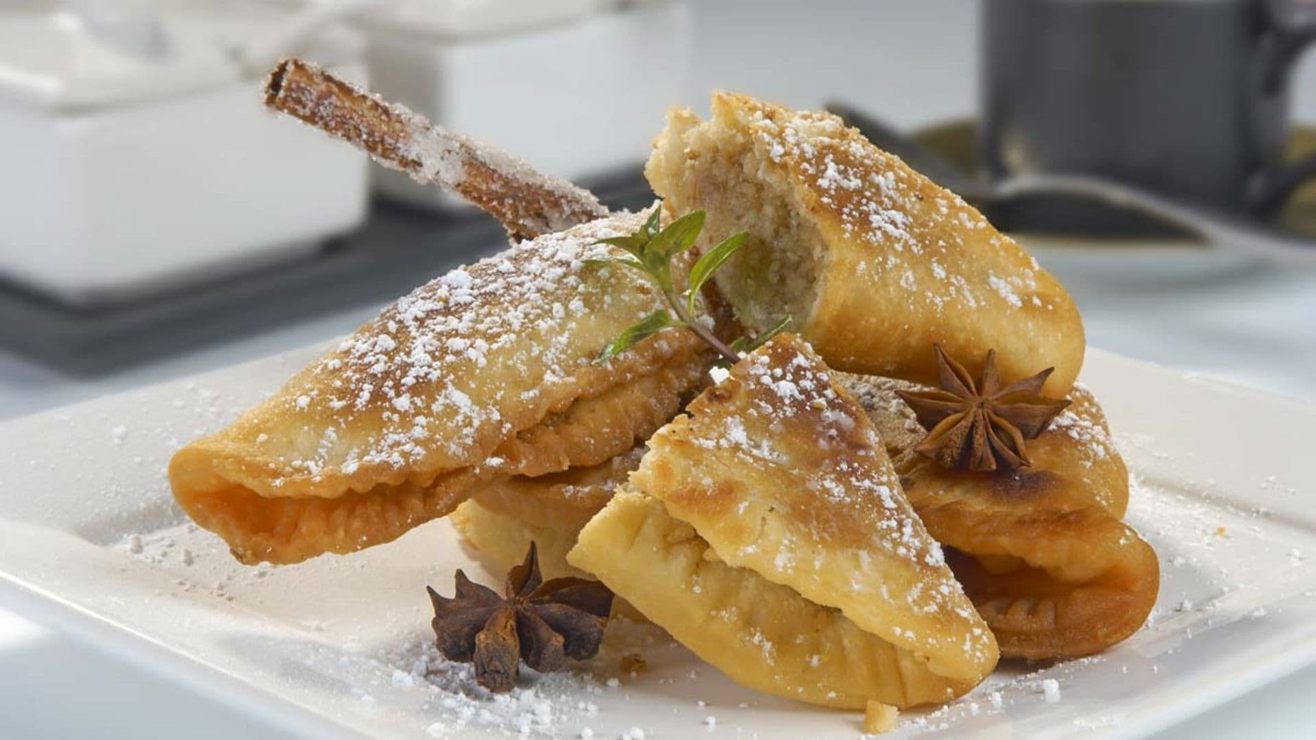 Empanadillas rellenas de manzana y nueces