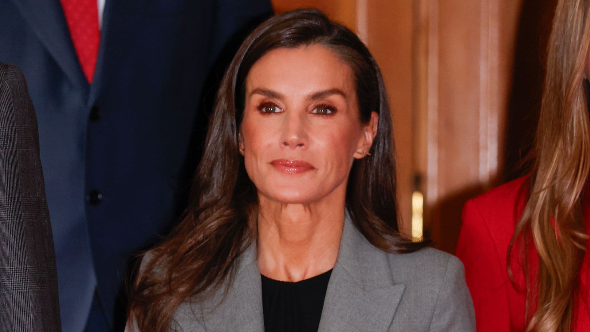 La reina Letizia recurre a su traje gris de Mango en las audiencias de los Princesa de Asturias 2025