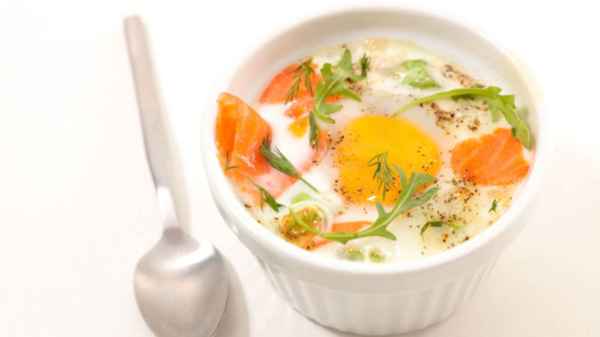 Huevo con salmón y trigueros a la crema