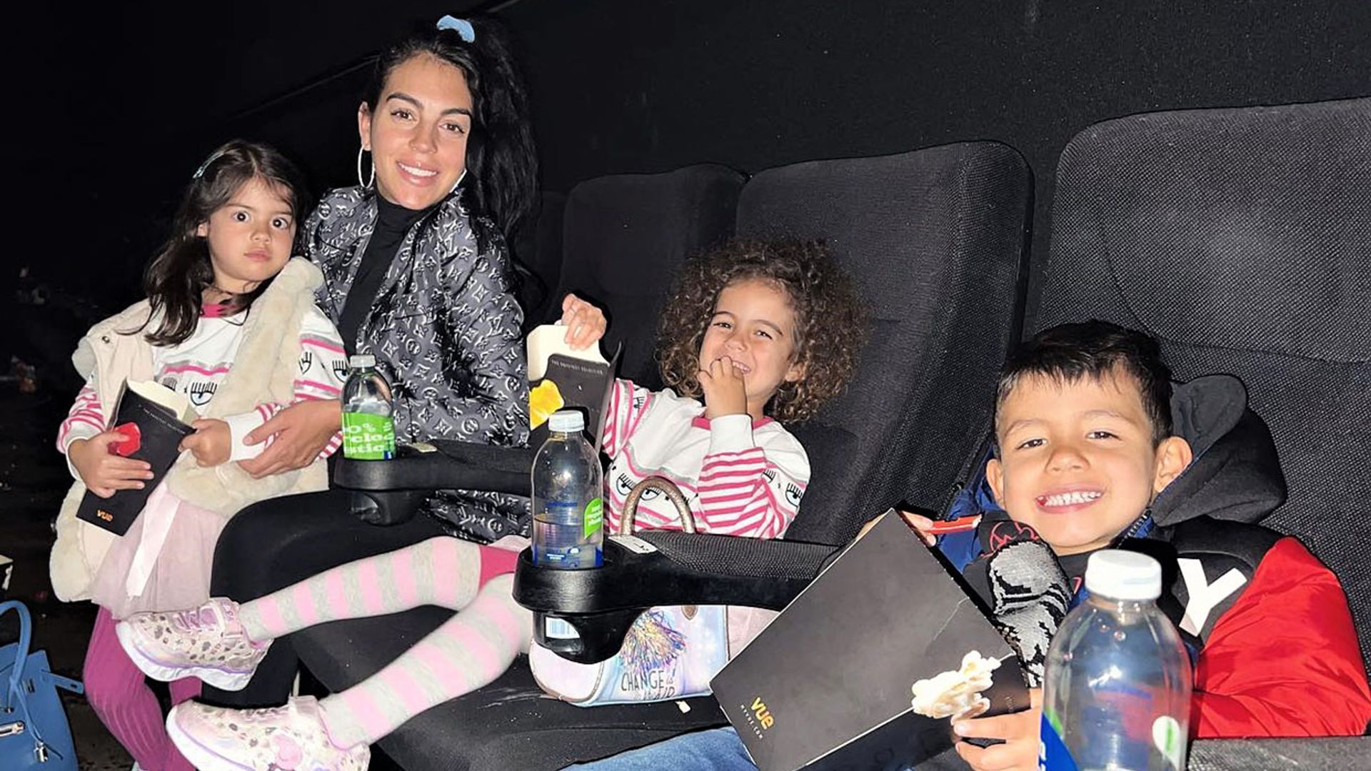 ¡Emoción, entusiasmo y muchas palomitas! Georgina comparte el primer día en el cine de Eva, Mateo y Alana