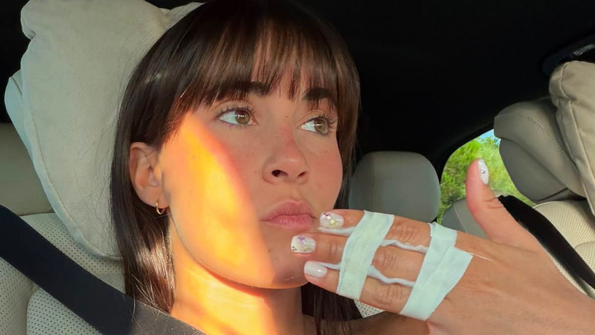 Aitana enseña que se ha roto un dedo