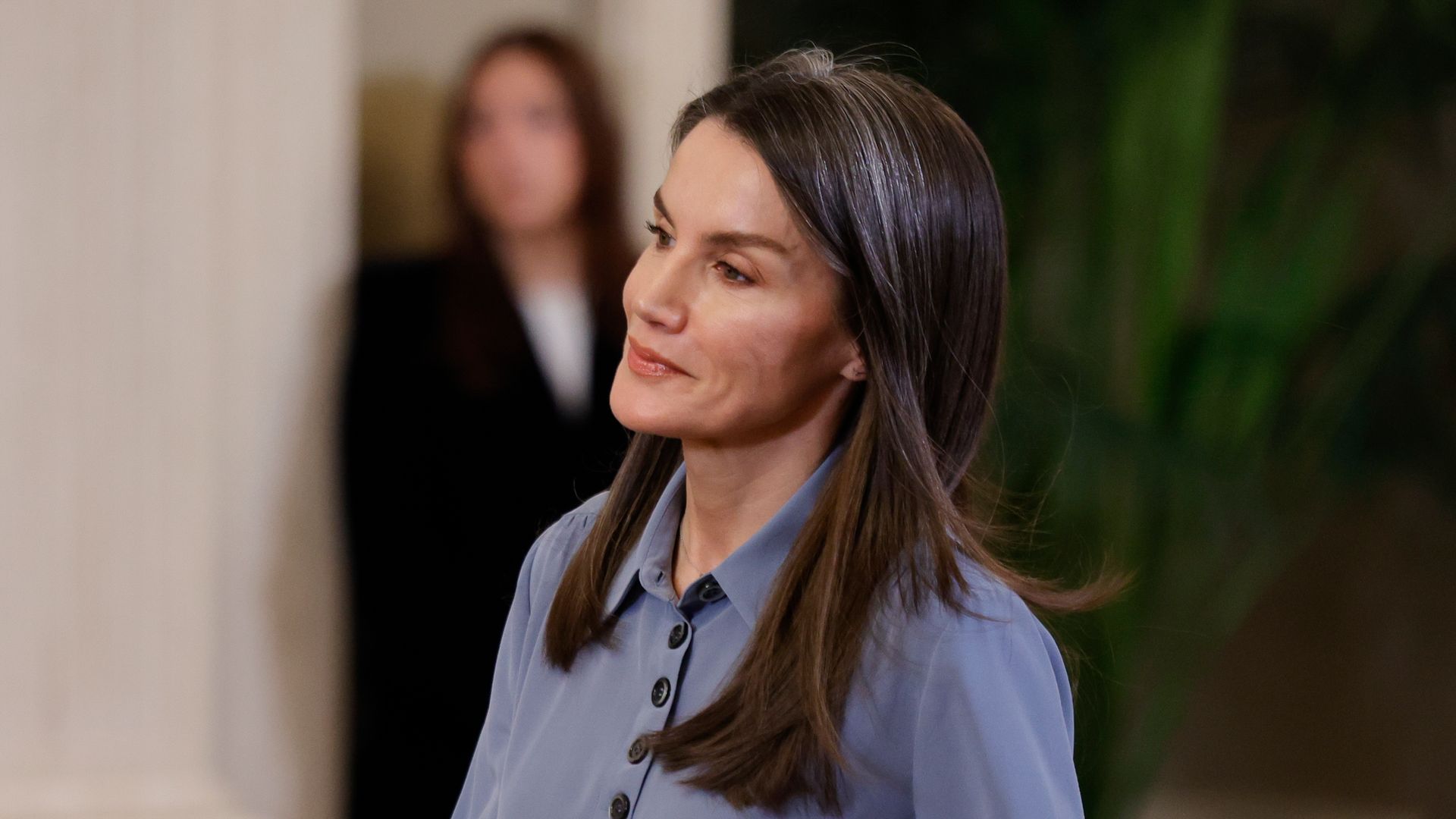 La reina Letizia recupera su favorecedor pantalón gris de oficina y le sienta incluso mejor 10 años después