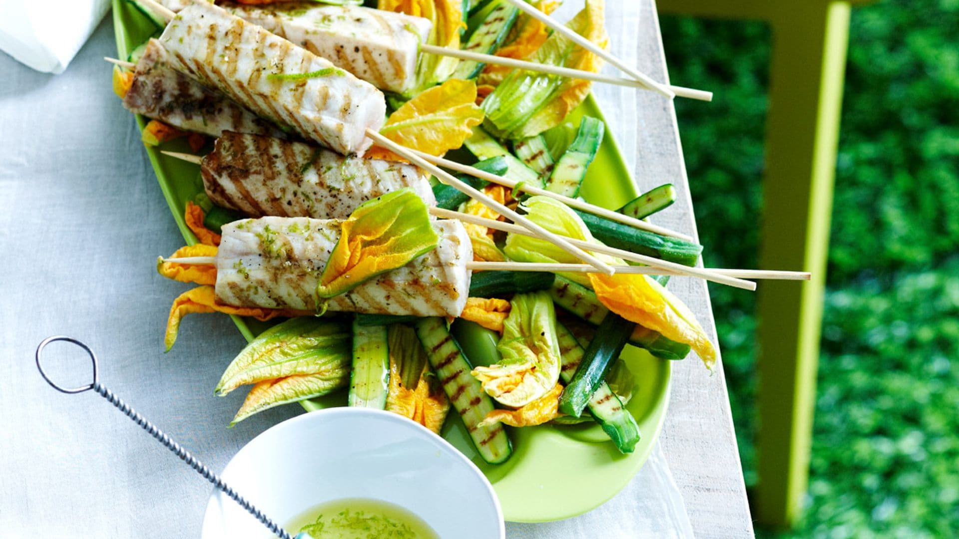 Brochetas de emperador con flores de calabacín