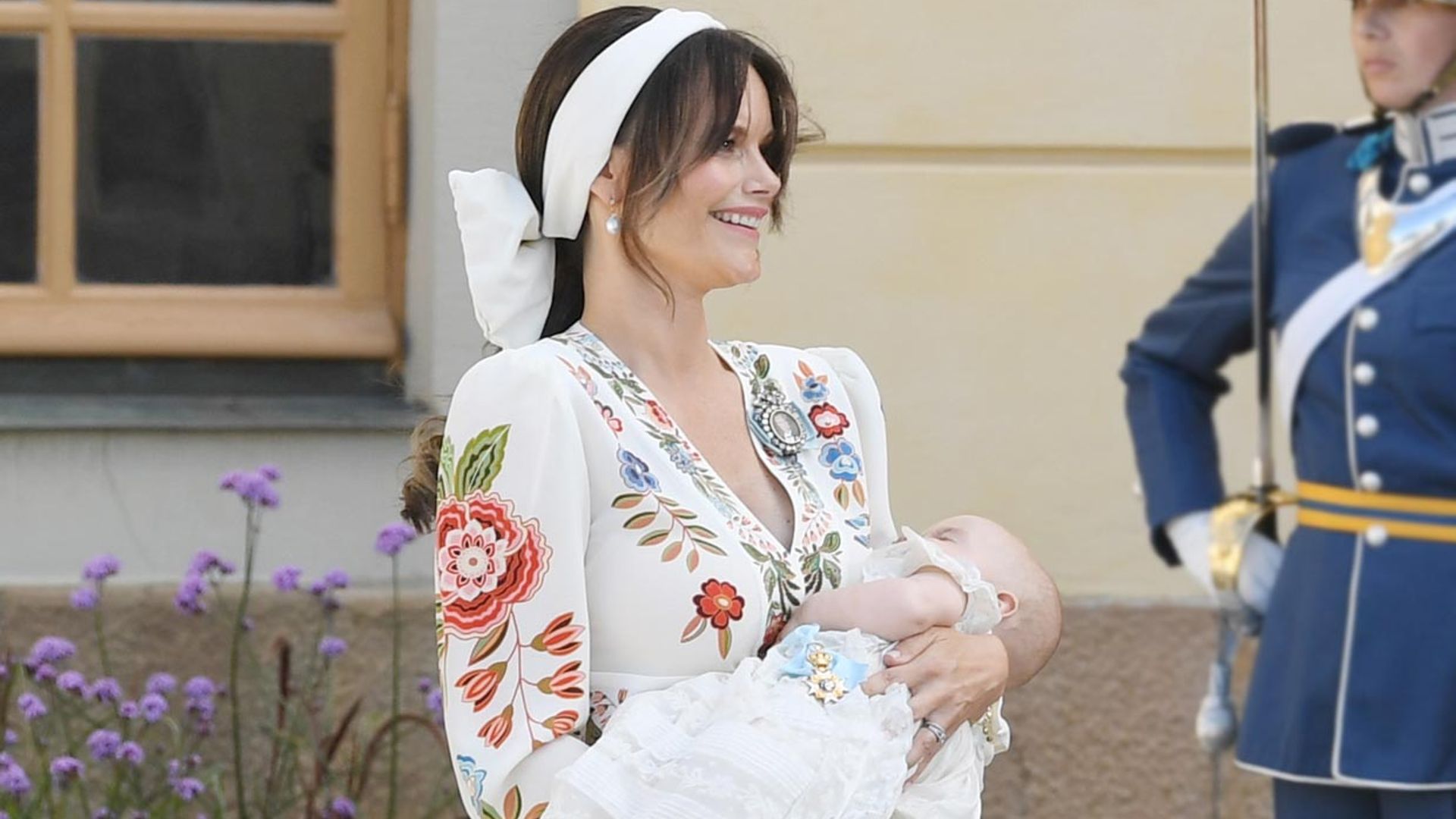 Sofia de Suecia triunfa con vestido bordado en el bautizo de su tercer hijo