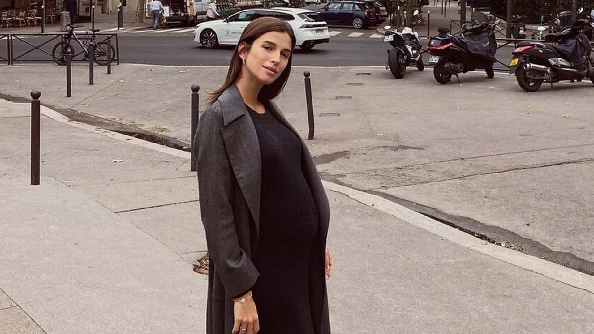 Sandra Gago te anima a apostar por la combinación del momento: vestido de punto y botas de agua
