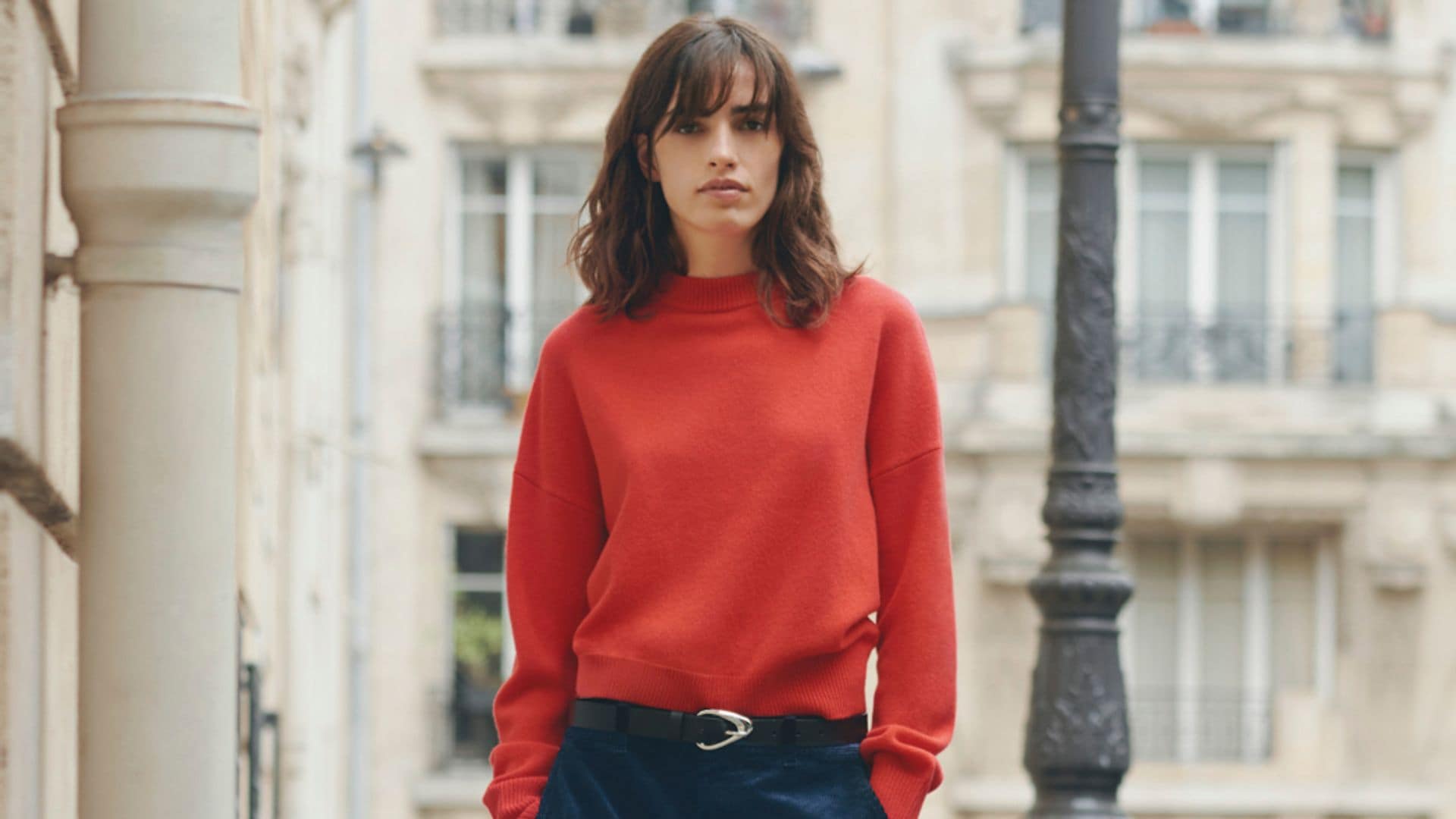 Modelo con jersey y pantalones de Uniqlo