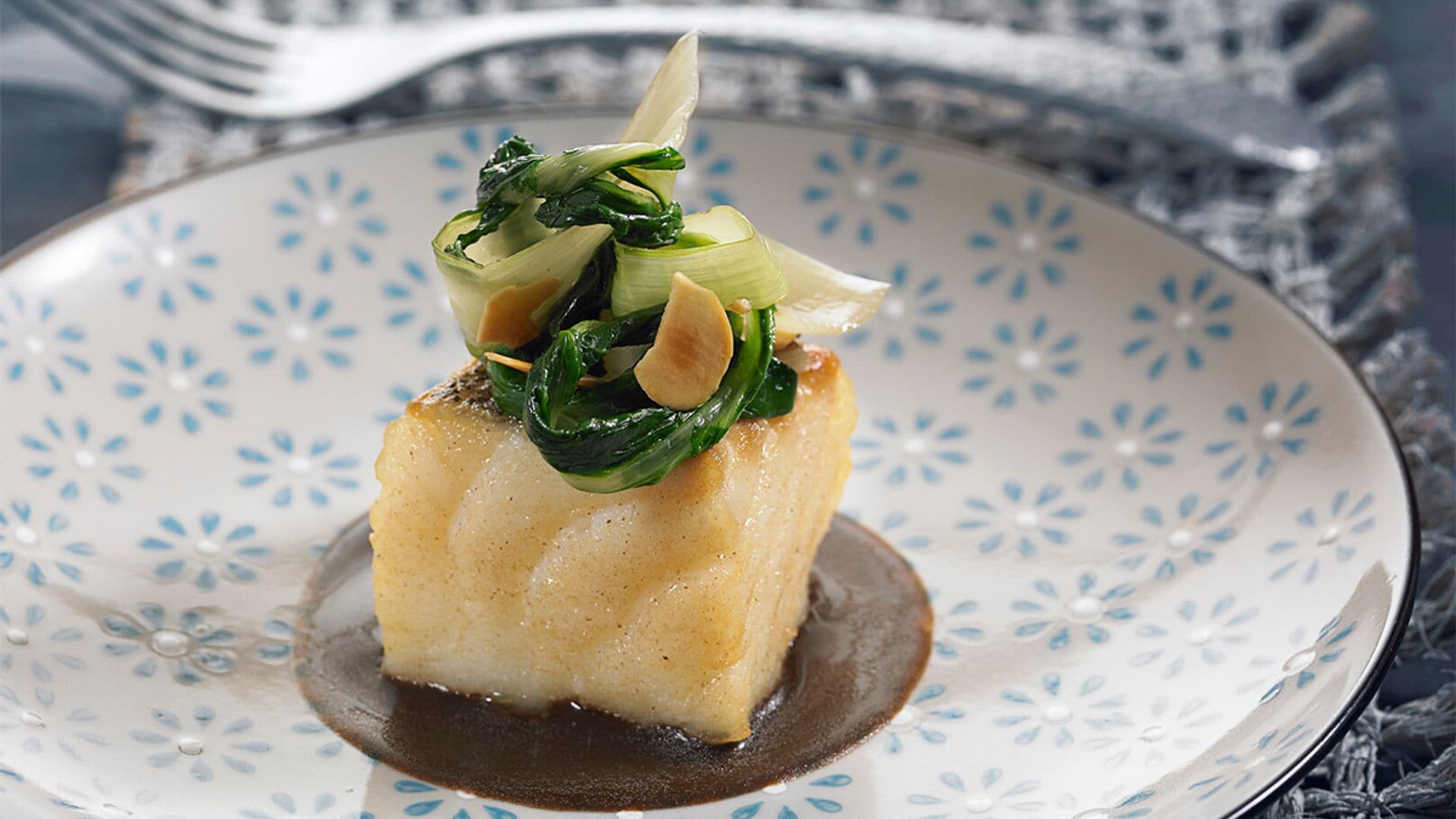 Taco de bacalao con acelgas y almendras sobre emulsión de ajo negro