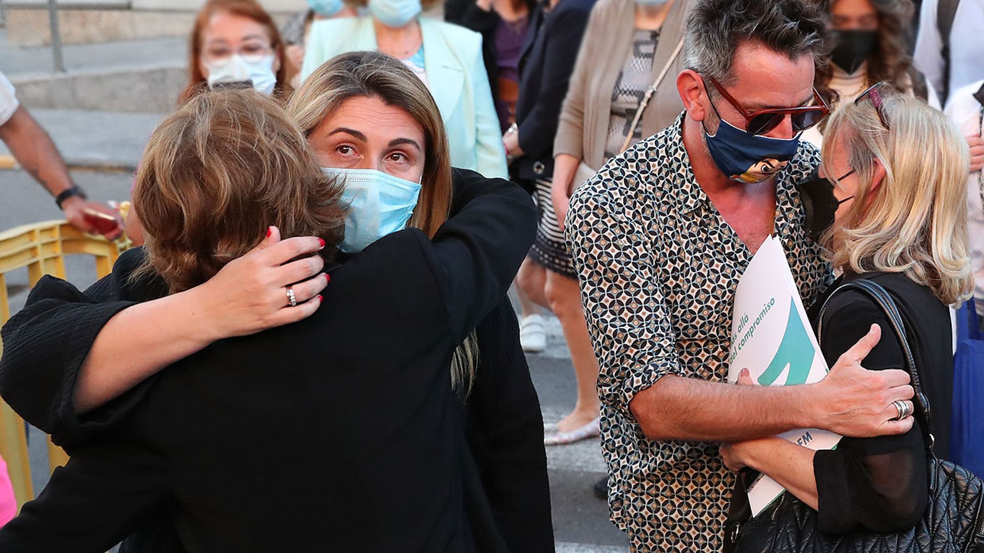 La familia de Mila Ximénez, reconfortada por los amigos de la periodista en la capilla ardiente