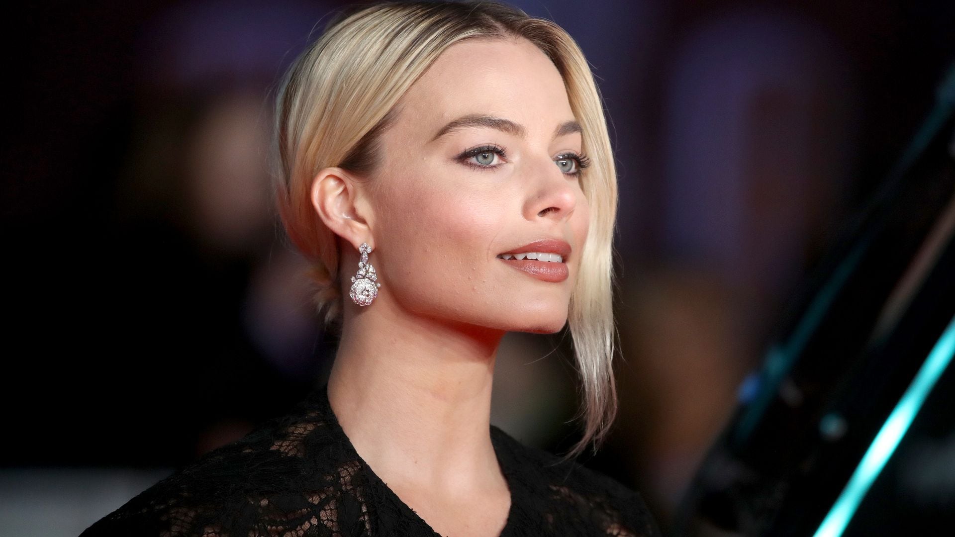 Primer plano de Margot Robbie con recogido bajo 