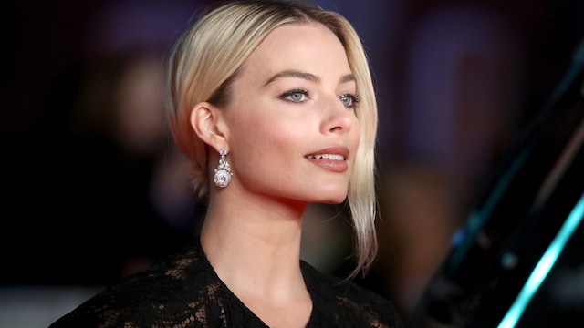 Primer plano de Margot Robbie con recogido bajo 