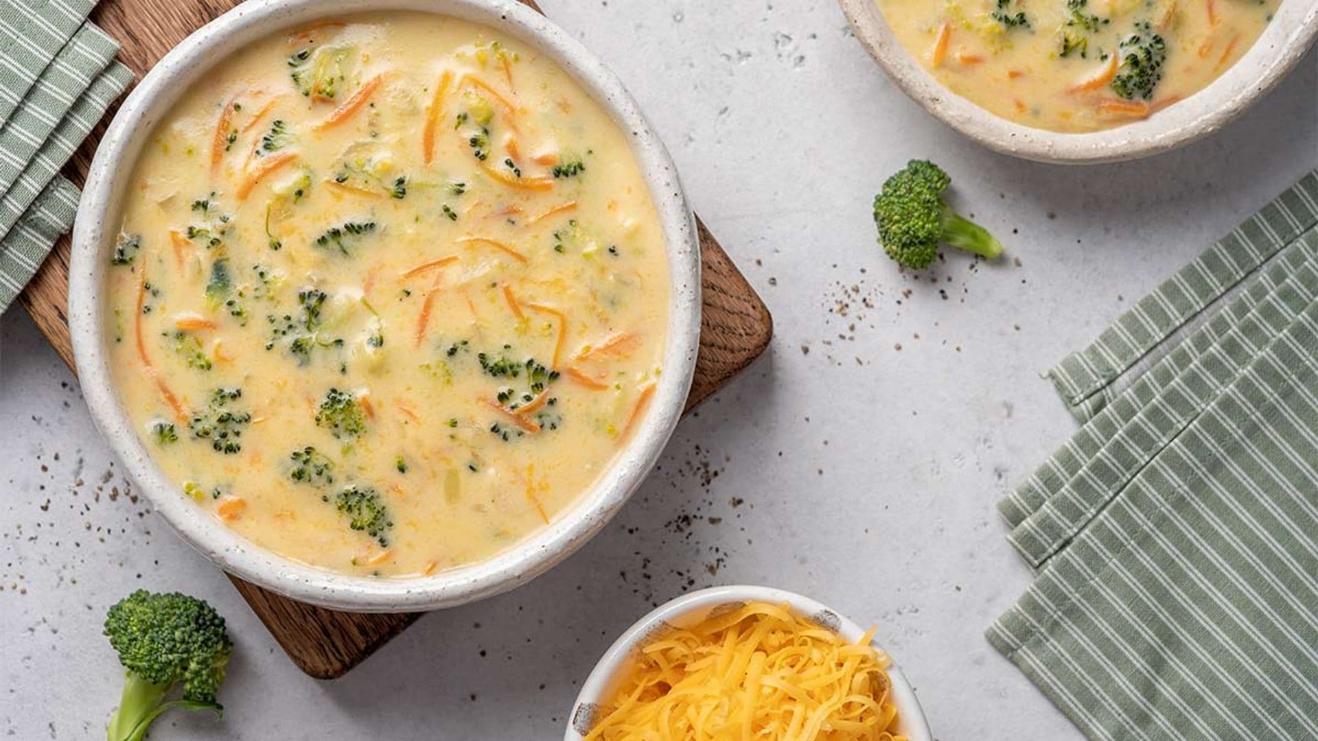 Sopa cremosa de brócoli, zanahoria y queso cheddar