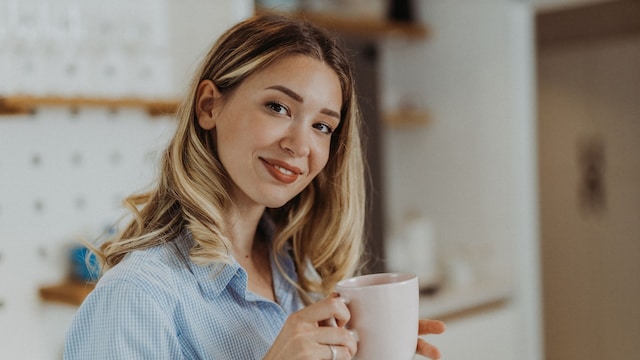 Mujer joven con una taza en las manos