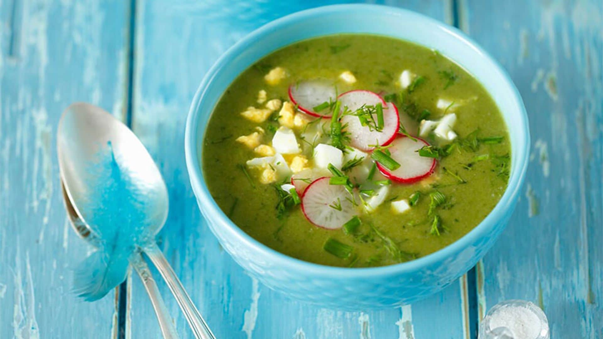 Sopa de espinacas con rabanitos y huevo