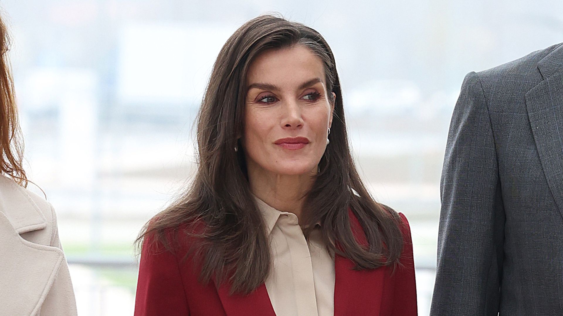 La reina Letizia impacta en Cuenca con un nuevo traje rojo y bolso español que no veíamos desde 2014