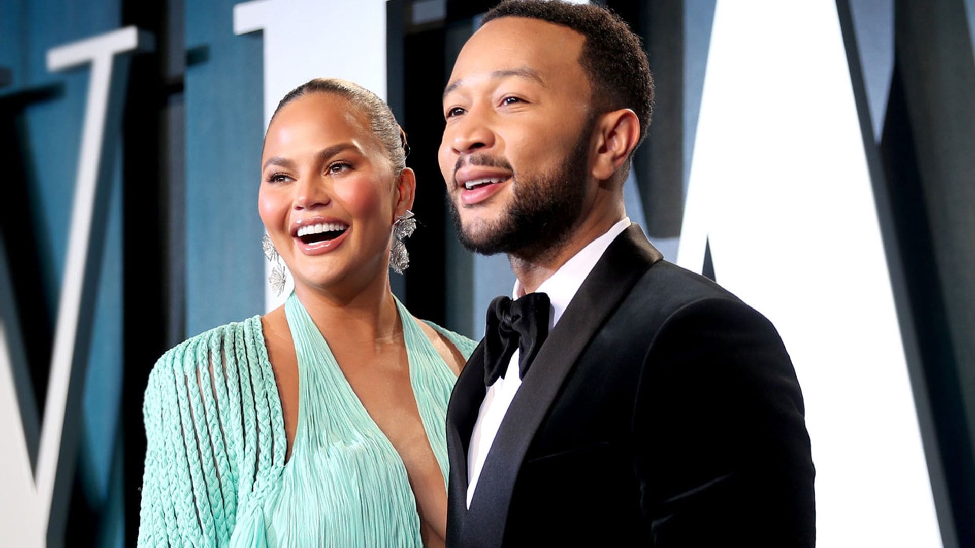 ¡Imposible disimular! Chrissy Teigen enloquece a sus fans con su inesperado posado