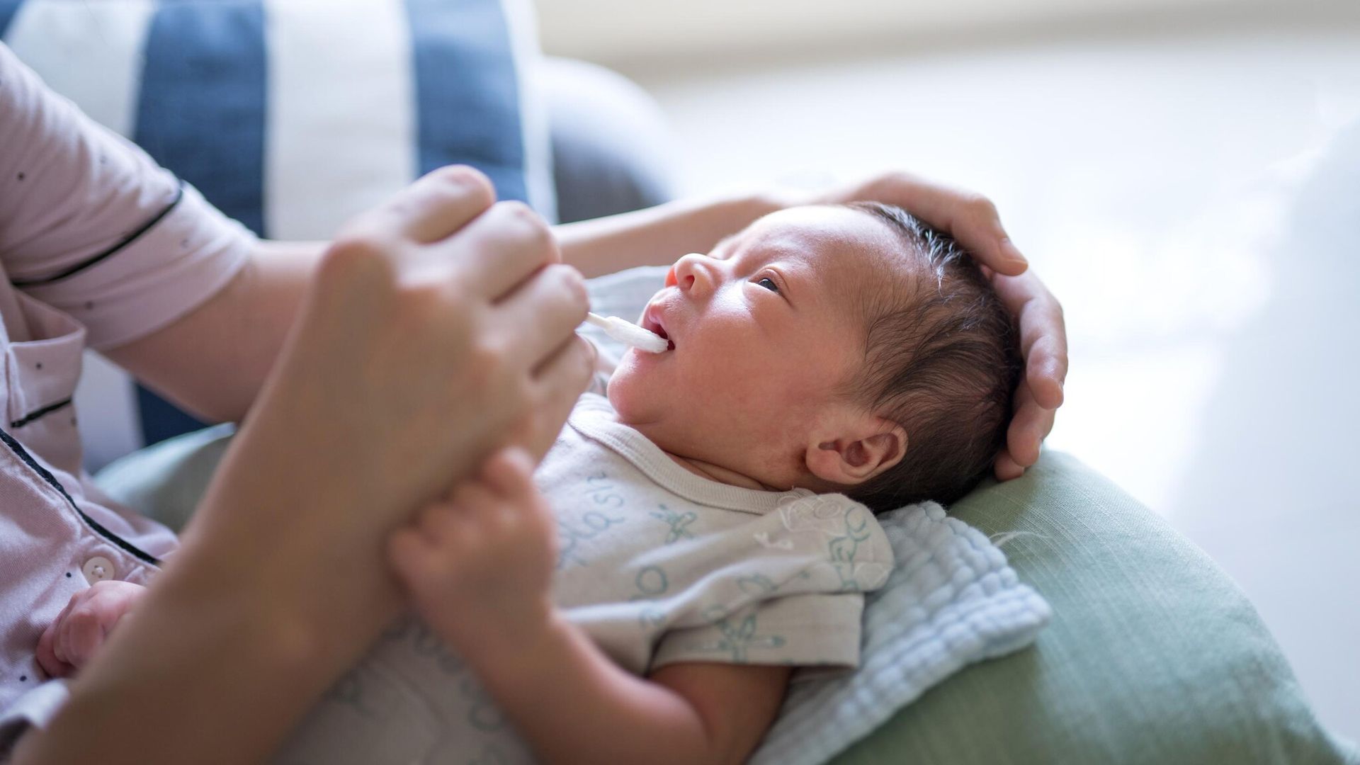 ¿Por qué algunos bebés nacen con dientes?