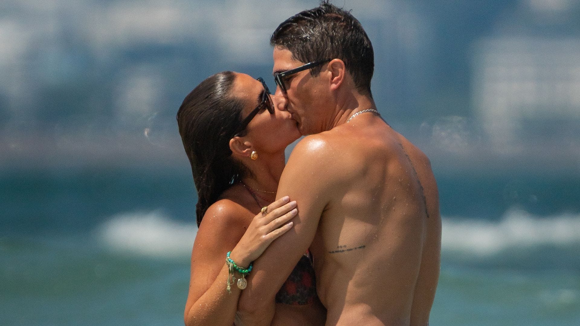 IMÁGENES EXCLUSIVAS. María Pombo y Pablo Castellano: el beso de película que pone fin a cualquier rumor de crisis