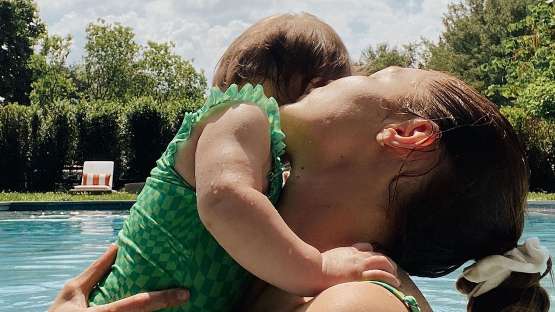 El primer chapuzón de Gigi con su hija Khai para despedir la primavera