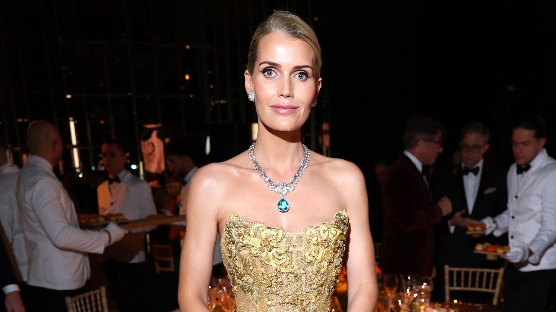 Lady Kitty Spencer, como una auténtica princesa, deslumbra en Mónaco con un vestido dorado de cuento y un collar XL de diamantes