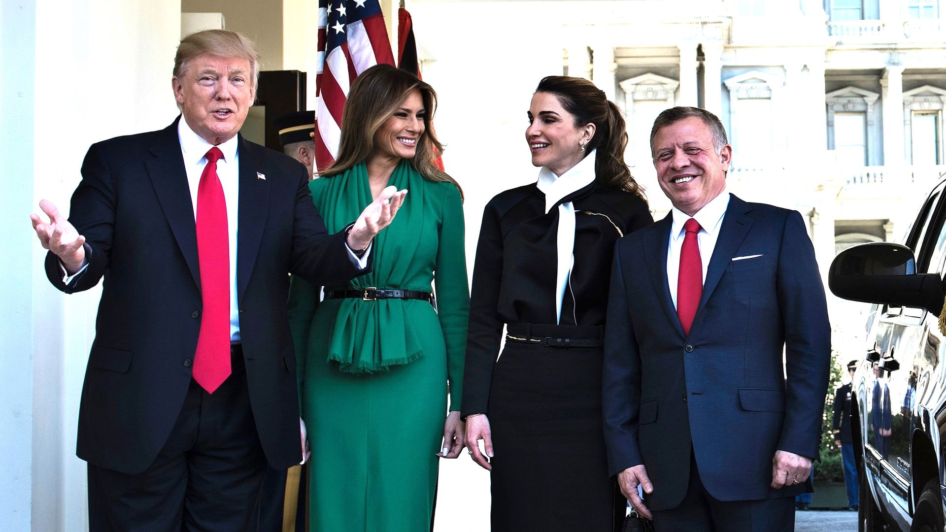 Plano medio de Donald y Melania Trump con Rania y Hussein de Jordania