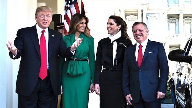 Plano medio de Donald y Melania Trump con Rania y Hussein de Jordania