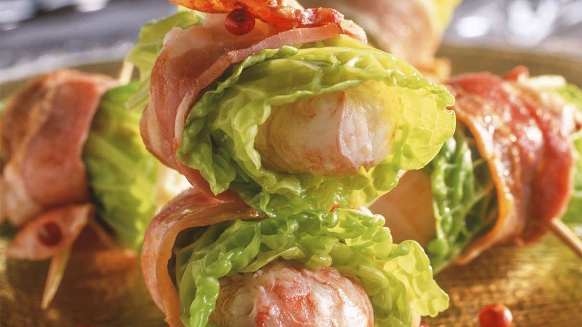 Pincho de lechuga, beicon y gambón