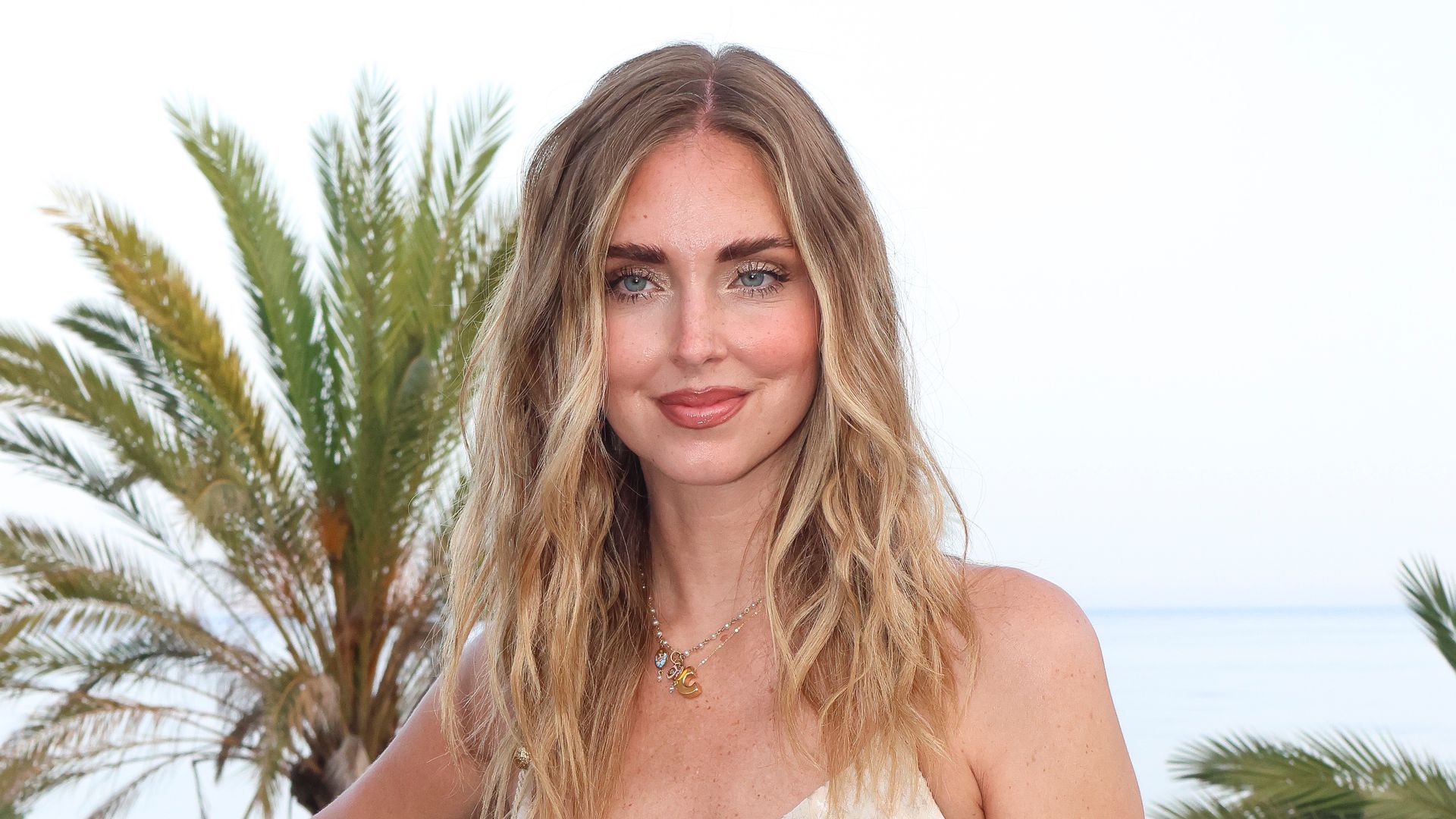 Chiara Ferragni, guapísima en Marbella con el look de invitada perfecto para una boda en la playa