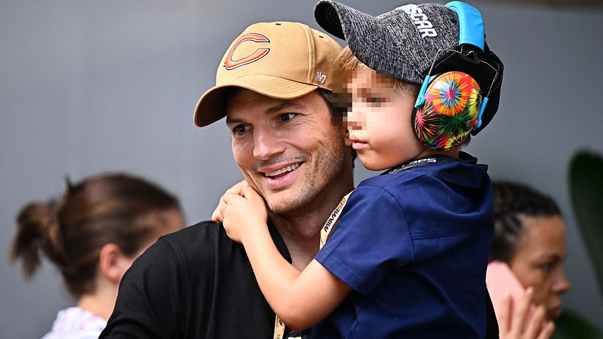 ¡Qué mayores! Los hijos de Ashton Kutcher y Milan Kunis, protagonistas de la Fórmula 1 en Miami