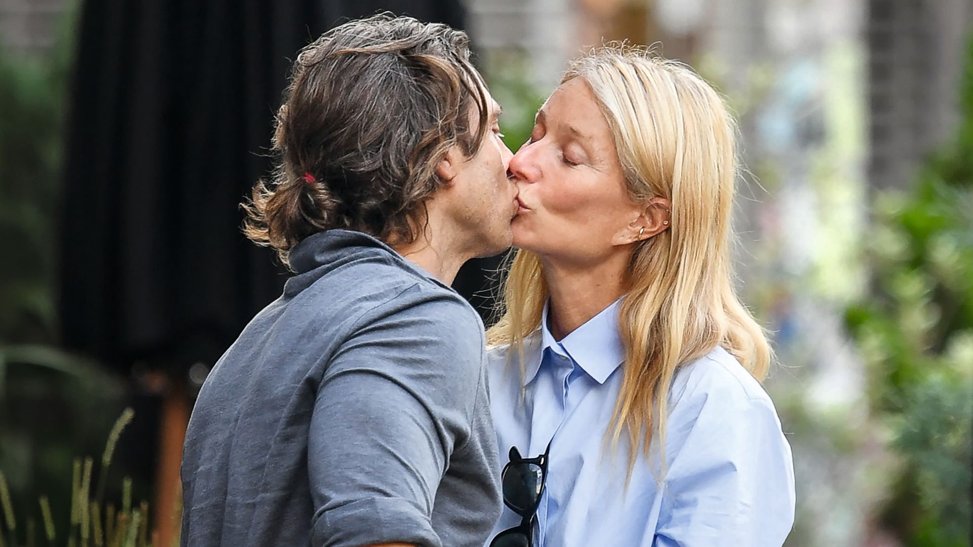 El romántico beso entre Gwyneth Paltrow y su marido, el productor Brad Falchuk, a la salida del restaurante neoyorquino donde almorzaron juntos