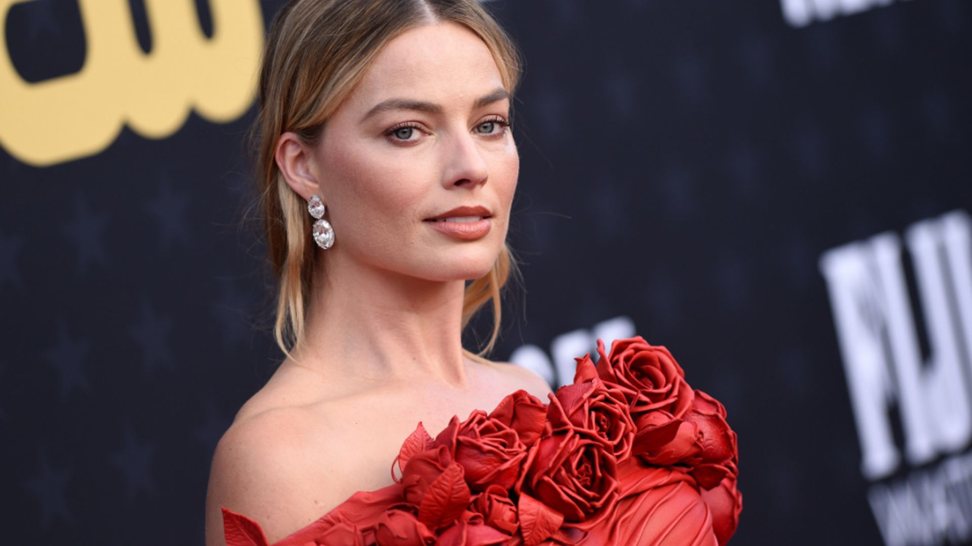 El vestidazo de efecto mojado y rosas en 3D con el que Margot Robbie no puede estar más guapa