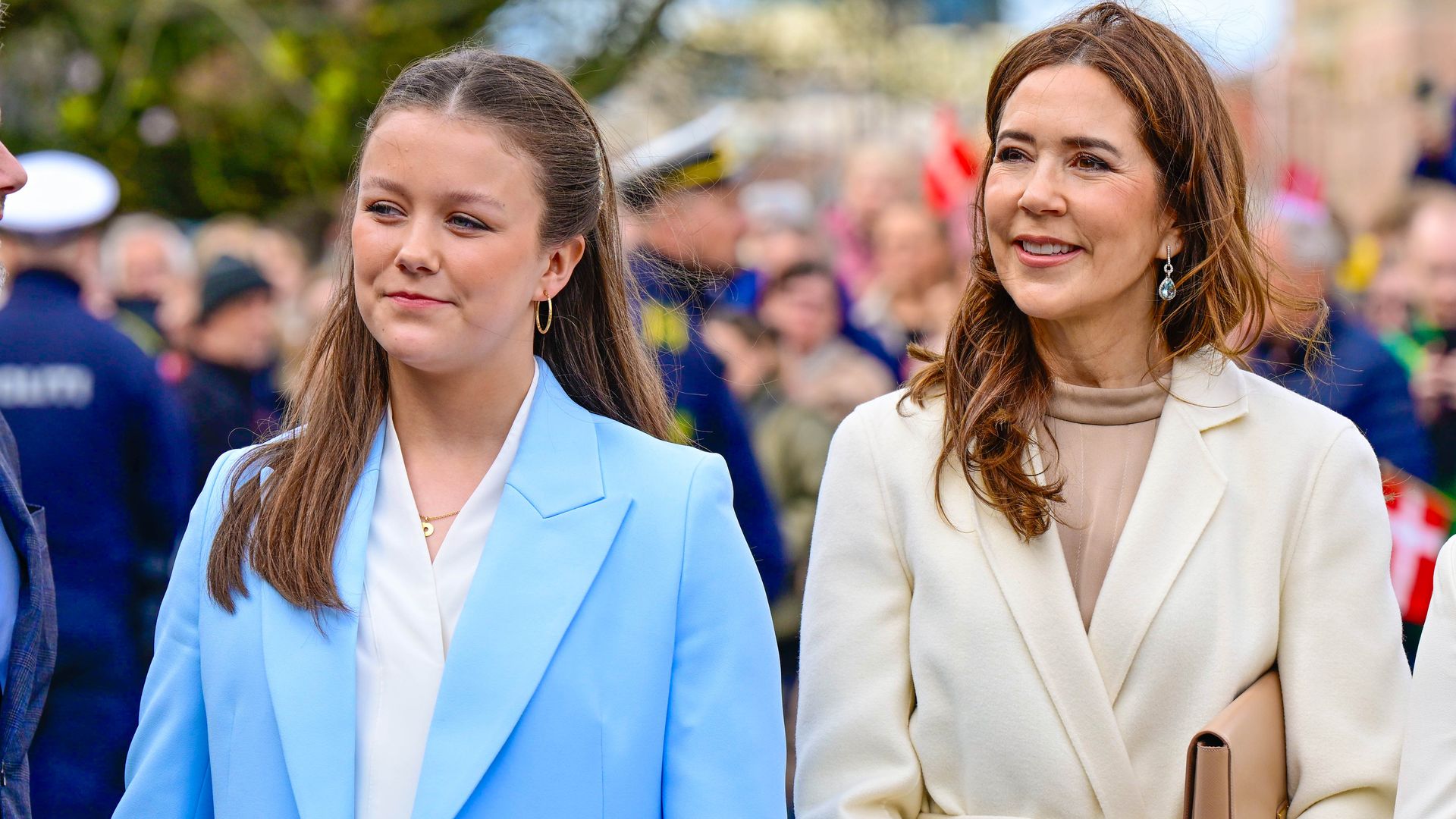 Isabella de Dinamarca, emocionada en Aarhus con un traje azul y la pulsera de las princesas europeas