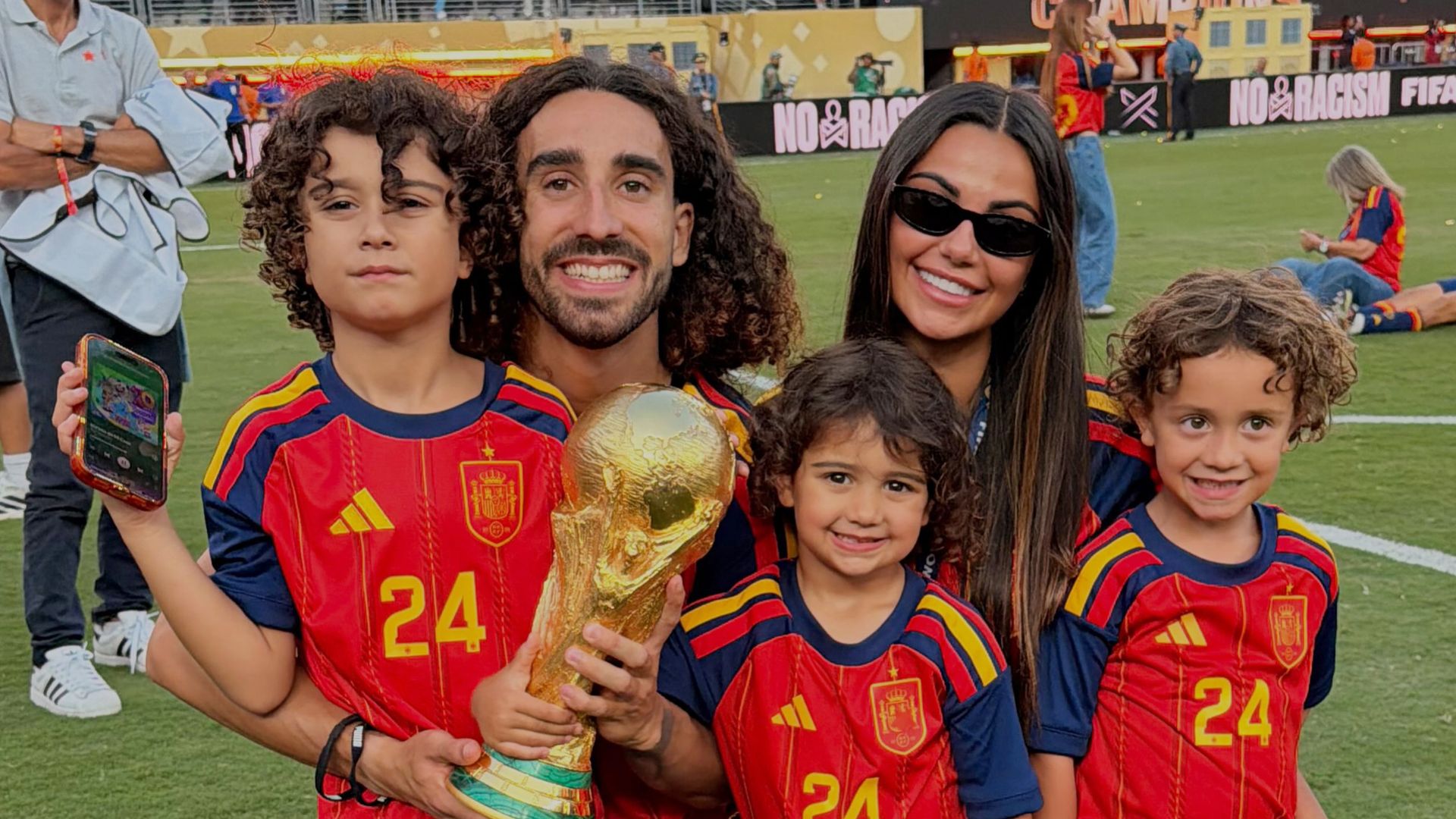 Las fotos más tiernas de Marc Cucurella con su familia en la cancha tras el triunfo de España en el Mundial 2026