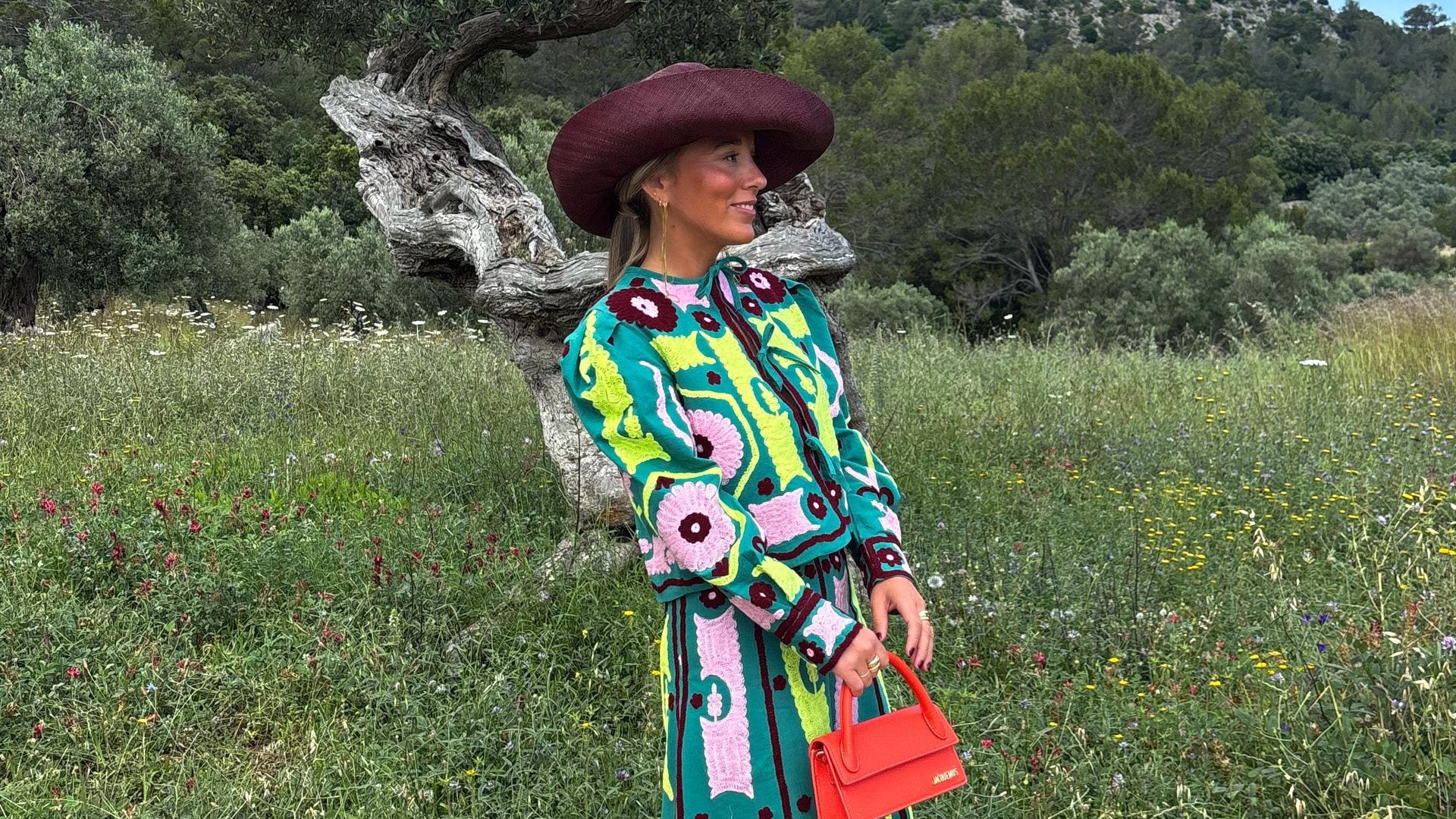La invitada que voló desde Dubái para conseguir el look bordado con el que arrasó en la boda de su mejor amigo
