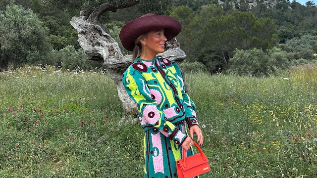 Invitada anónima con total look de IQ Collection y tocado