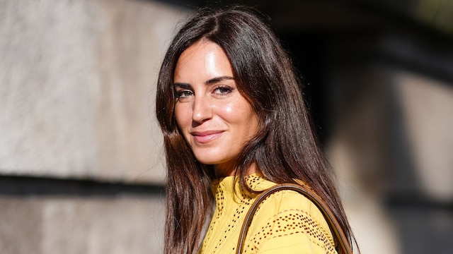 Gala gonzalez en paris fashion week con cejas perfectas