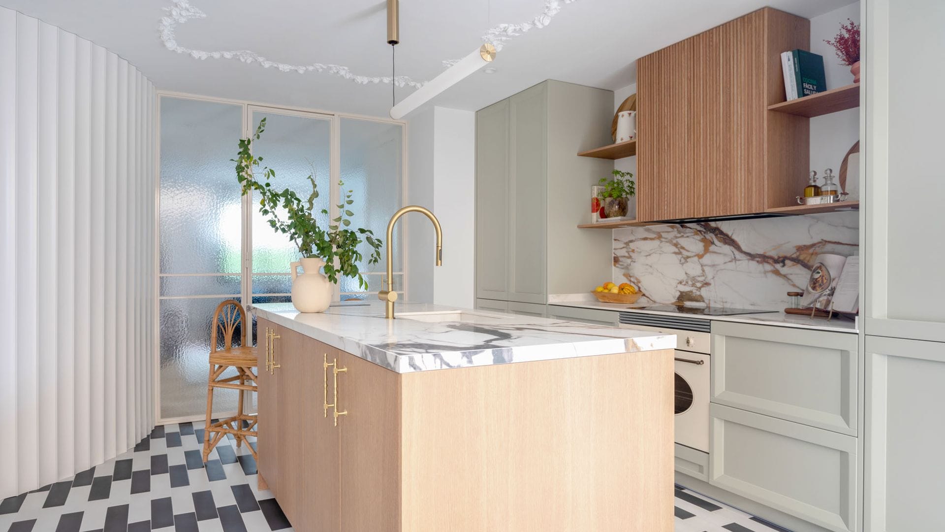 Cocinas con cerramiento de cristal: más amplitud, más luz y un toque de diseño moderno