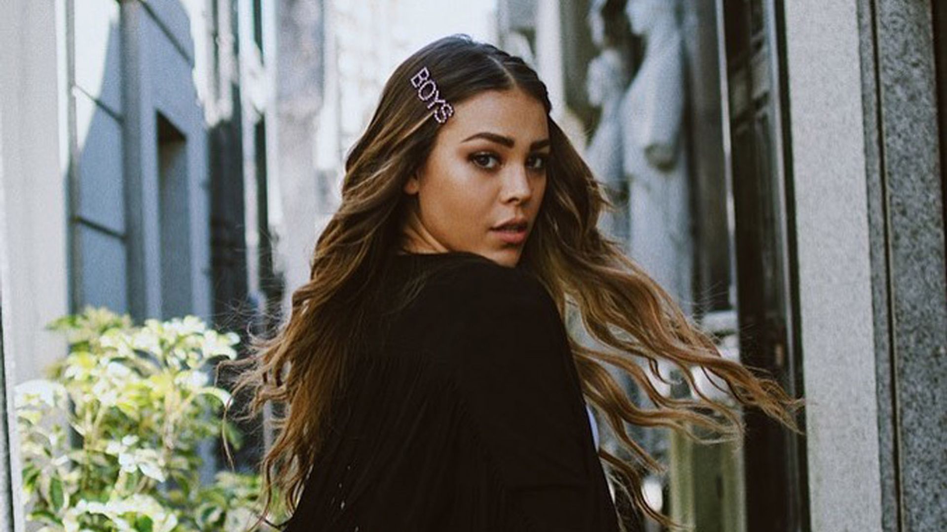 'Élite' nos inspira: copia los peinados de Danna Paola con estos accesorios
