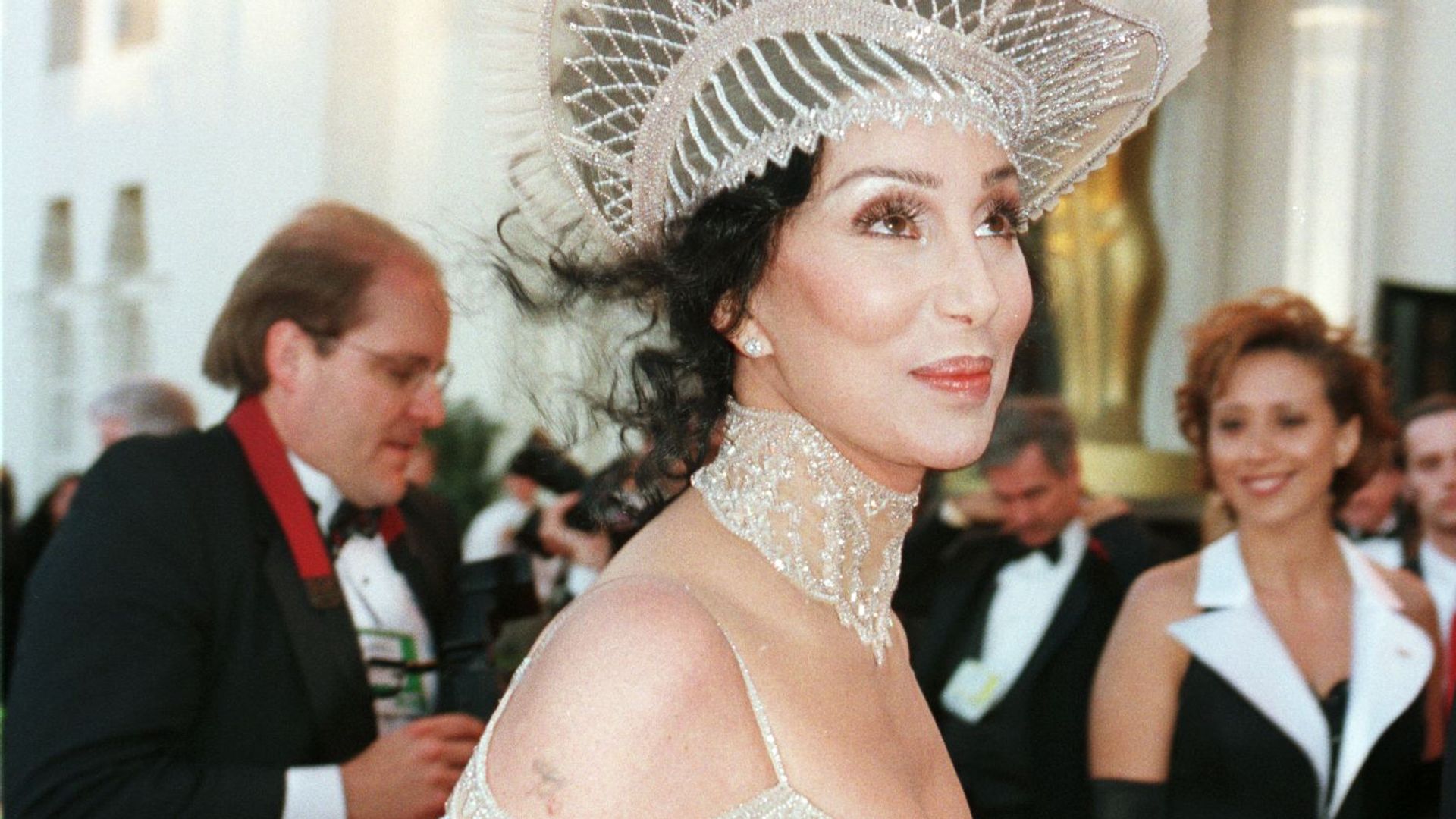 Cher en los Premios Oscar de 1998 con diseño de Bob Mackie
